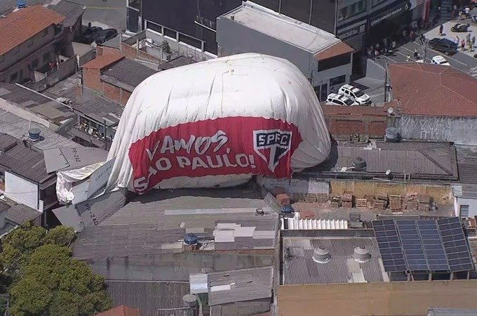 Vídeo: Dirigível contratado pelo time do São Paulo cai em Osasco e deixa um ferido