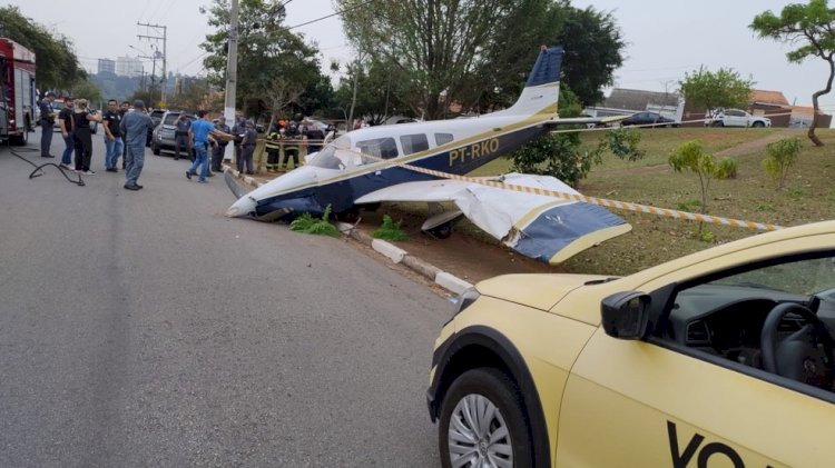 Avião Embraer 710D Carioca tem problema durante pouso e invade rua, em Bragança Paulista