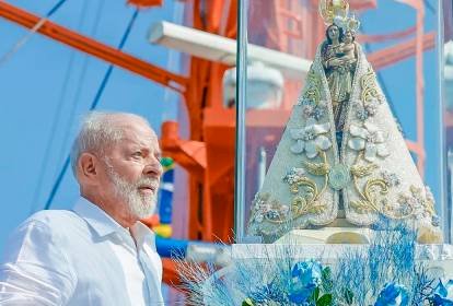 Lula participa da procissão fluvial do Círio de Nazaré, em Belém