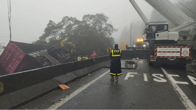 Carreta tomba sobre van que transportava atletas e deixa 9 mortos no Paraná