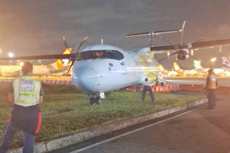 Avião ATR-72 da Voepass vai parar na grama enquanto era rebocado no Aeroporto de Congonhas