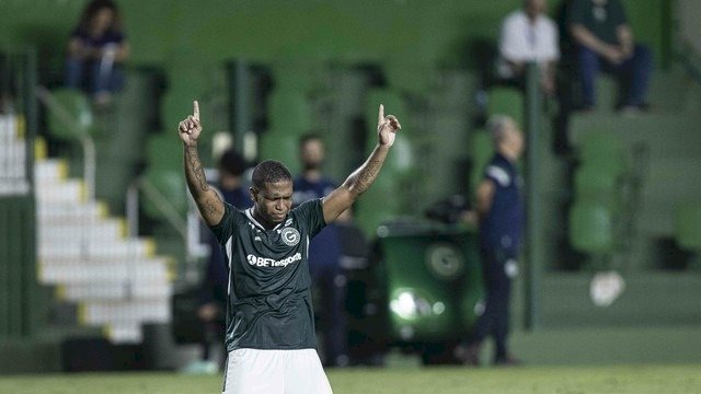 Goiás vence Amazonas em jogo atrasado