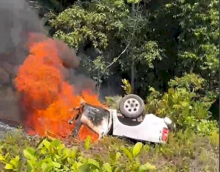 Caminhonete cai de barranco e pega fogo após grave acidente na BR-174