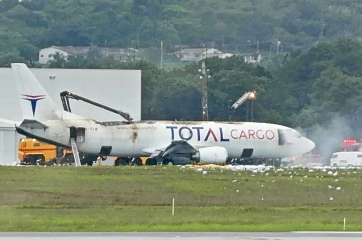 Avião Boeing 737-400 cargueiro faz pouso de emergência no aeroporto de Guarulhos após pegar fogo