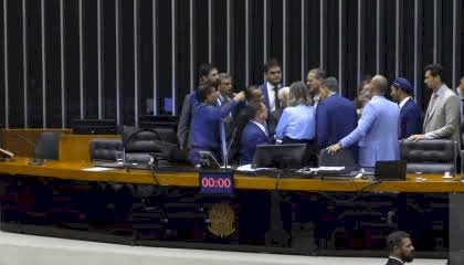 Após explosões, deputados são orientados a não sair do Congresso