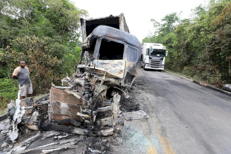 Acidente envolvendo dois caminhões deixa três pessoas feridas na BR-174