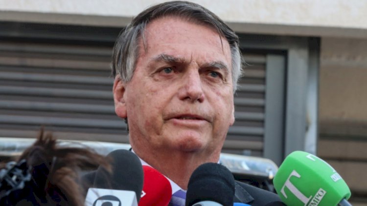 Bolsonaro tinha em cofre recibo de transferências de R$ 6,8 milhões a advogados, diz PF