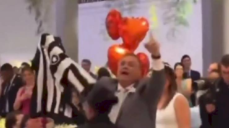 Casamento de Dino tem Barroso cantando e comemoração por vitória do Botafogo; veja vídeos