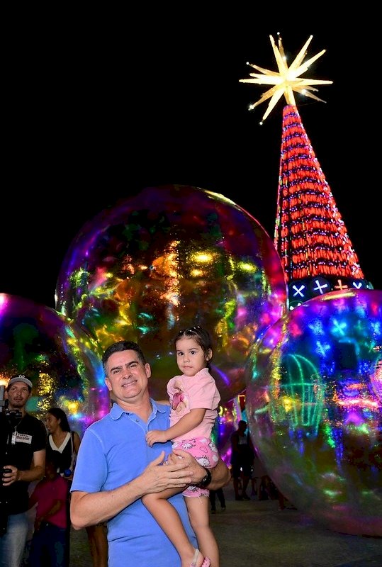 Prefeito David Almeida entrega Árvore de Natal de 30 metros de altura com hologramas e bolhas de sabão instagramáveis em seu adorno