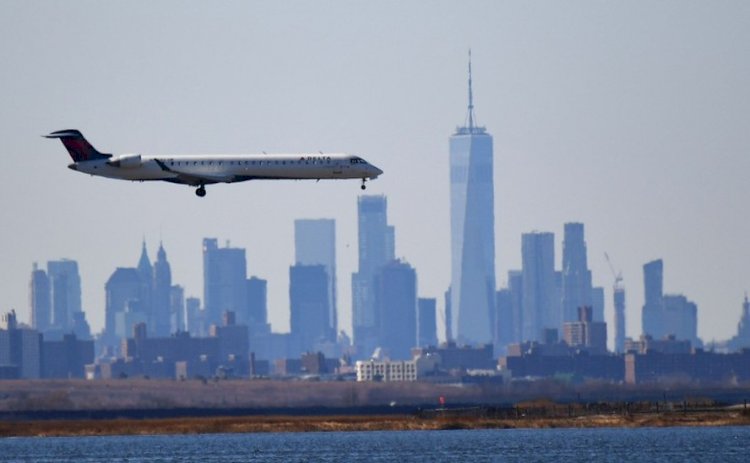 Saiba como russa embarcou sem passagem e passaporte em avião em Nova York com destino a Paris