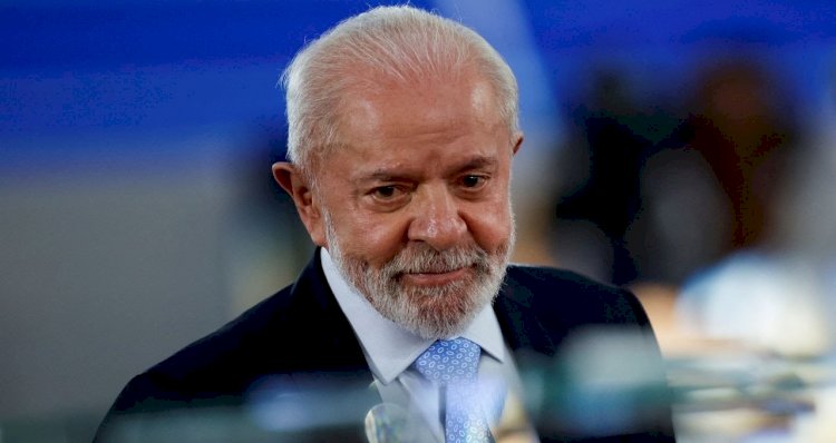 Lula passa por cirurgia após dores de cabeça e segue internado