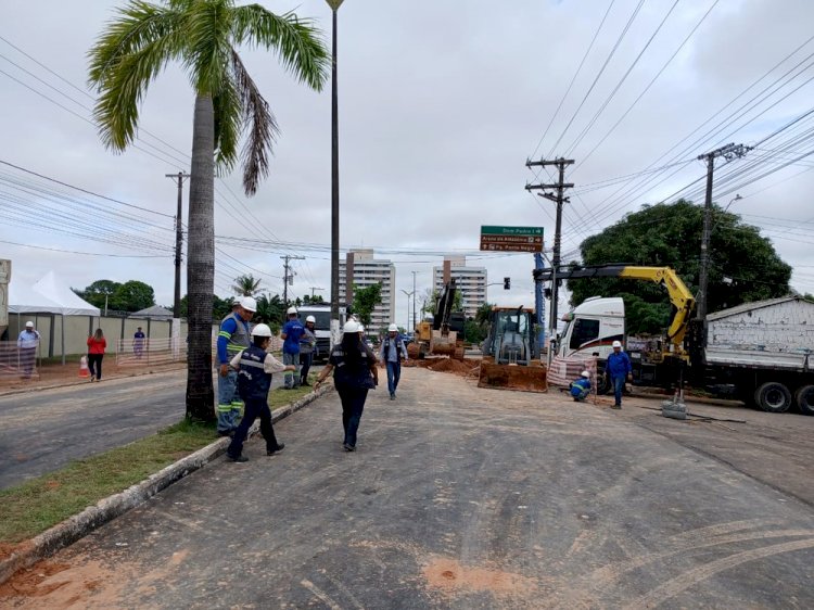 A Prefeitura de Manaus informa que já atua na avenida Coronel Teixeira, bairro Ponta Negra, onde houve um rompimento de uma adutora na noite de terça-feira, 10/12