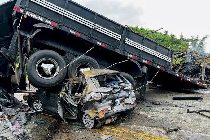 Acidente com carro, ônibus e caminhão deixa 38 mortos em MG