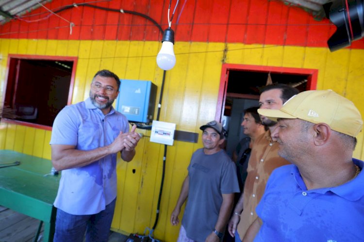 Governador Wilson Lima entrega placas de energia solar a comunidades turísticas de Novo Airão