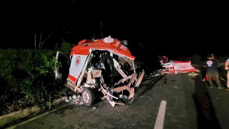 Três socorristas e um paciente morrem em batida entre ambulância e caminhão no Paraná