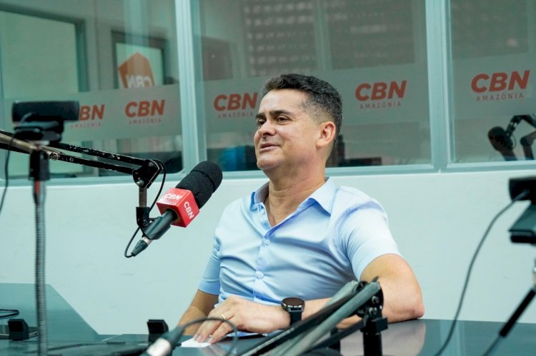 Prefeito David Almeida anuncia permanência de quatro secretários em entrevista à rádio CBN