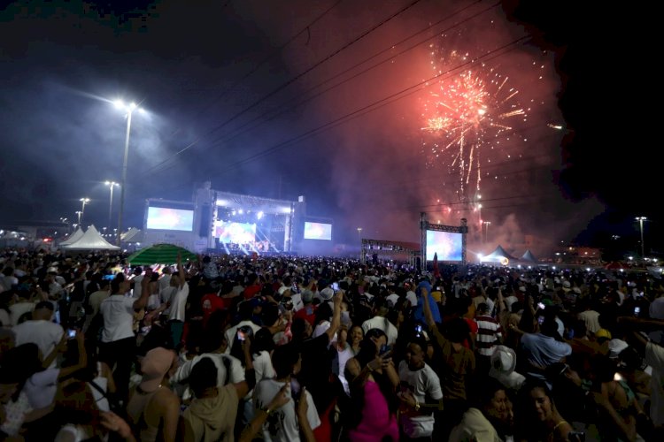 Multidão celebra a chegada de 2025 no Parque Amazonino Mendes, entre as zonas Norte e Leste da capital