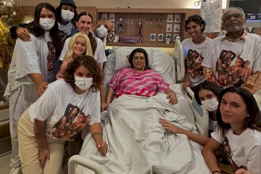 Preta Gil deixa a UTI e passa Ano-Novo em hospital com a família e amigos