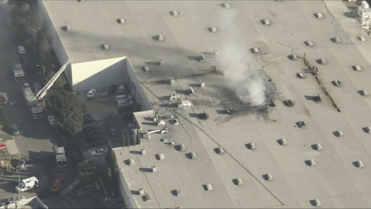 VÍDEO: Avião de pequeno porte cai sobre galpão perto de Los Angeles, nos EUA