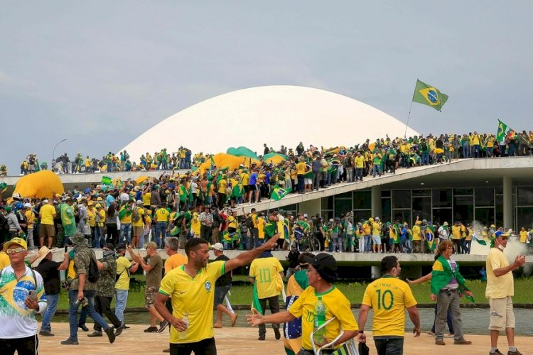 8/1: triplica o número de eleitores de Bolsonaro que veem influência dele nos atos golpistas; avaliação cai entre lulistas