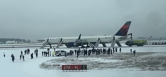 Boeing 757-300 da Delta é evacuado após problema no motor em Atlanta