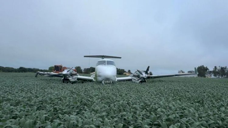 Avião King Air 350 sai da pista durante pouso e atinge cerca de fazenda em Mato Grosso