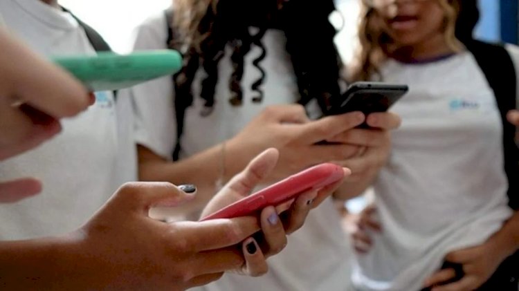 Lula sanciona projeto que limita uso de celulares nas escolas; veja o que muda com a nova norma