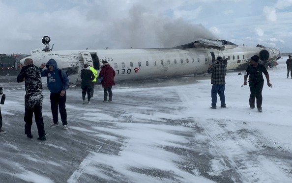 Avião da Delta se acidenta e capota durante pouso em Toronto; serviços de emergência atuam, e há feridos