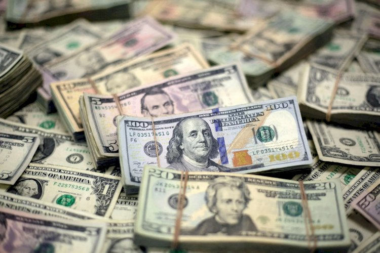 Dólar recua e fecha a R$ 5,68 de olho em cenário externo; bolsa cai