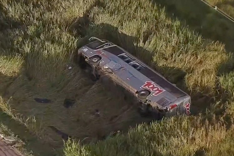 Ônibus cai em ribanceira na Dutra e deixa um morto e 25 feridos no interior de SP