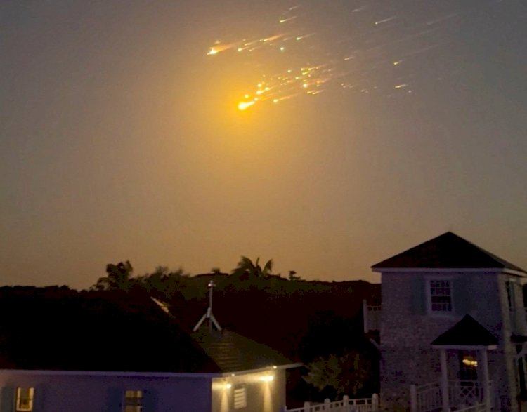 Fragmentos de nave da SpaceX rasgam os céus e causam atrasos em voos e paralisações em aeroportos da Flórida, nos EUA