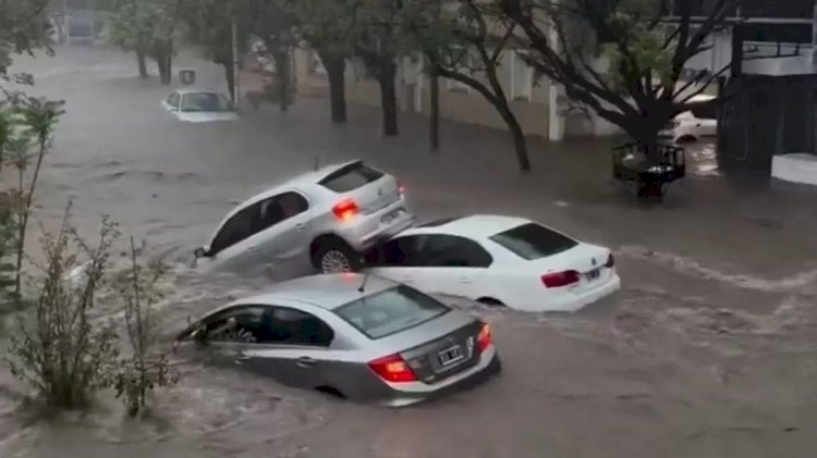 VÍDEO: Temporal histórico transforma cidade em rio na Argentina, interrompe transporte público e suspende aulas; ao menos 6 morrem