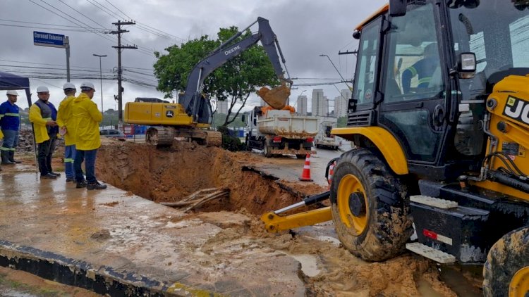 Linhas de ônibus têm itinerários alterados após vazamento de tubulação na Av. Coronel Teixeira em Manaus