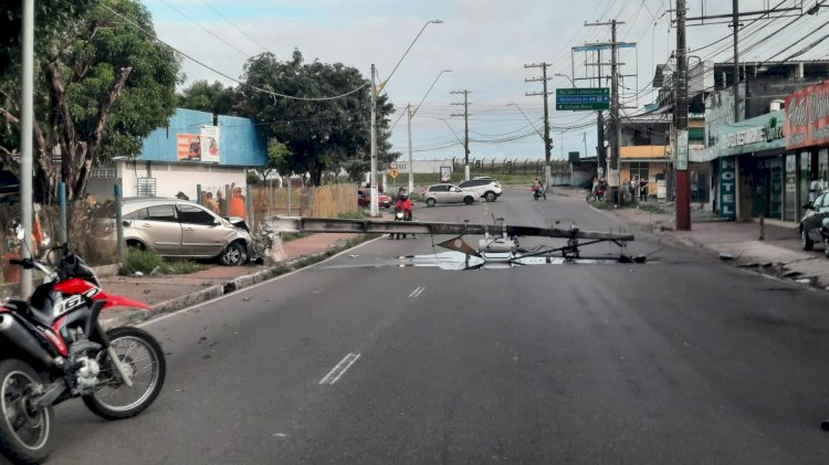 Motorista perde o controle de carro após pneu furar e colide contra poste na Avenida Djalma Batista