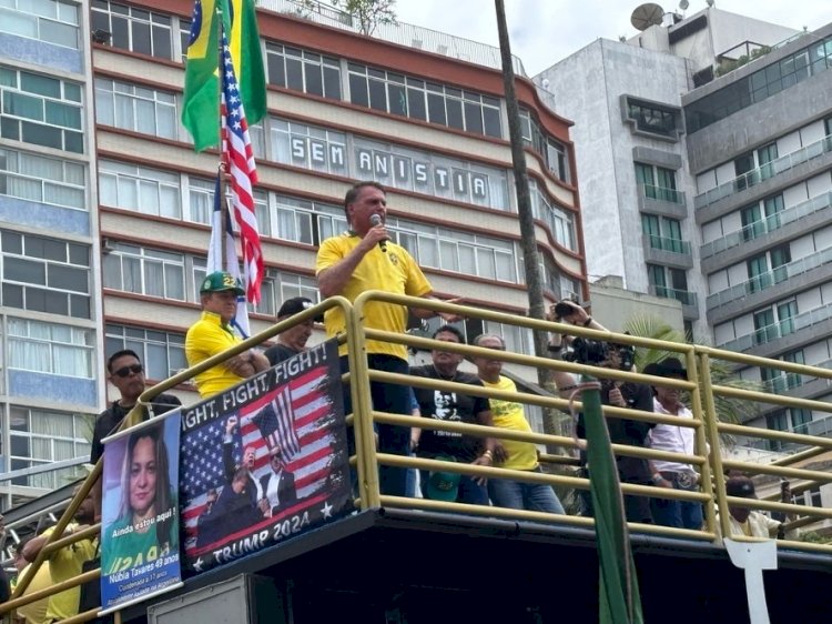 Janela de Copacabana exibe faixa 'sem anistia' em ato de Bolsonaro no Rio, e imagem viraliza nas redes