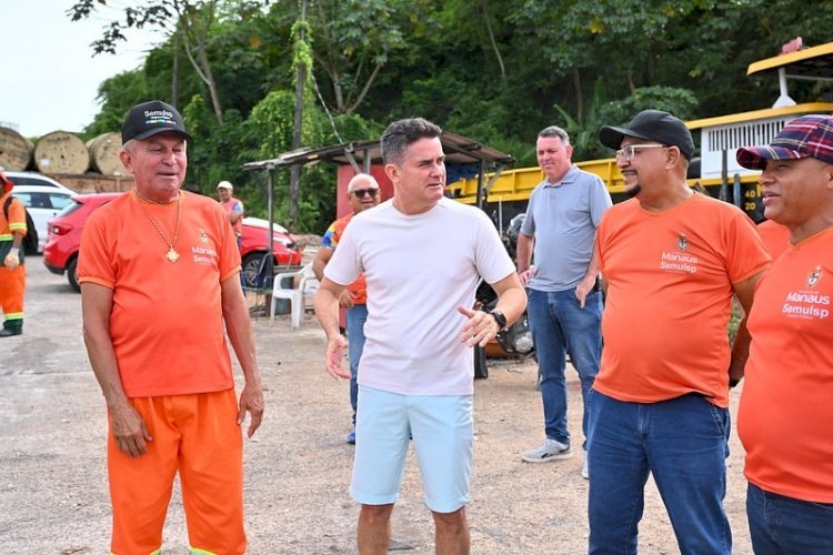 Prefeito David Almeida acompanha operação de transbordo e celebra redução em mais de 50% do volume de lixo retirado do rio Negro após instalação de ecobarreiras